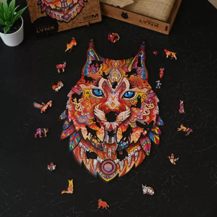 Un puzzle colorato di una delicata Lynx Unidragon Animali con pezzi di farfalla su un tavolo scuro.
