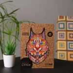 Un colorato puzzle in legno Gentle Lynx Unidragon Animali esposto su un tavolo con una pianta in vaso e piastrelle decorative sullo sfondo.