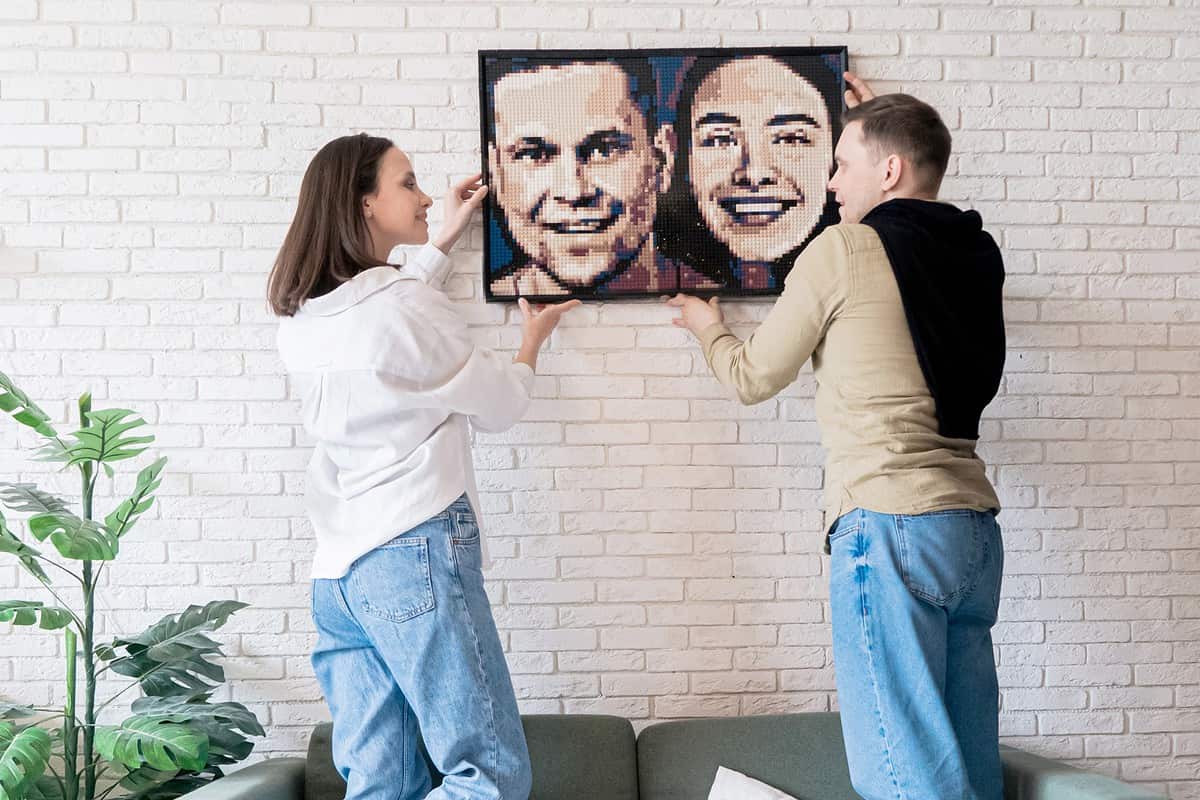 Un uomo e una donna tengono in mano un mosaico dei loro volti, creando il regalo perfetto.