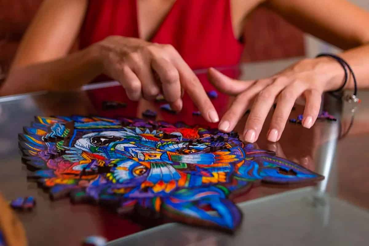 Una donna sta giocando con un puzzle Unidragon in legno.