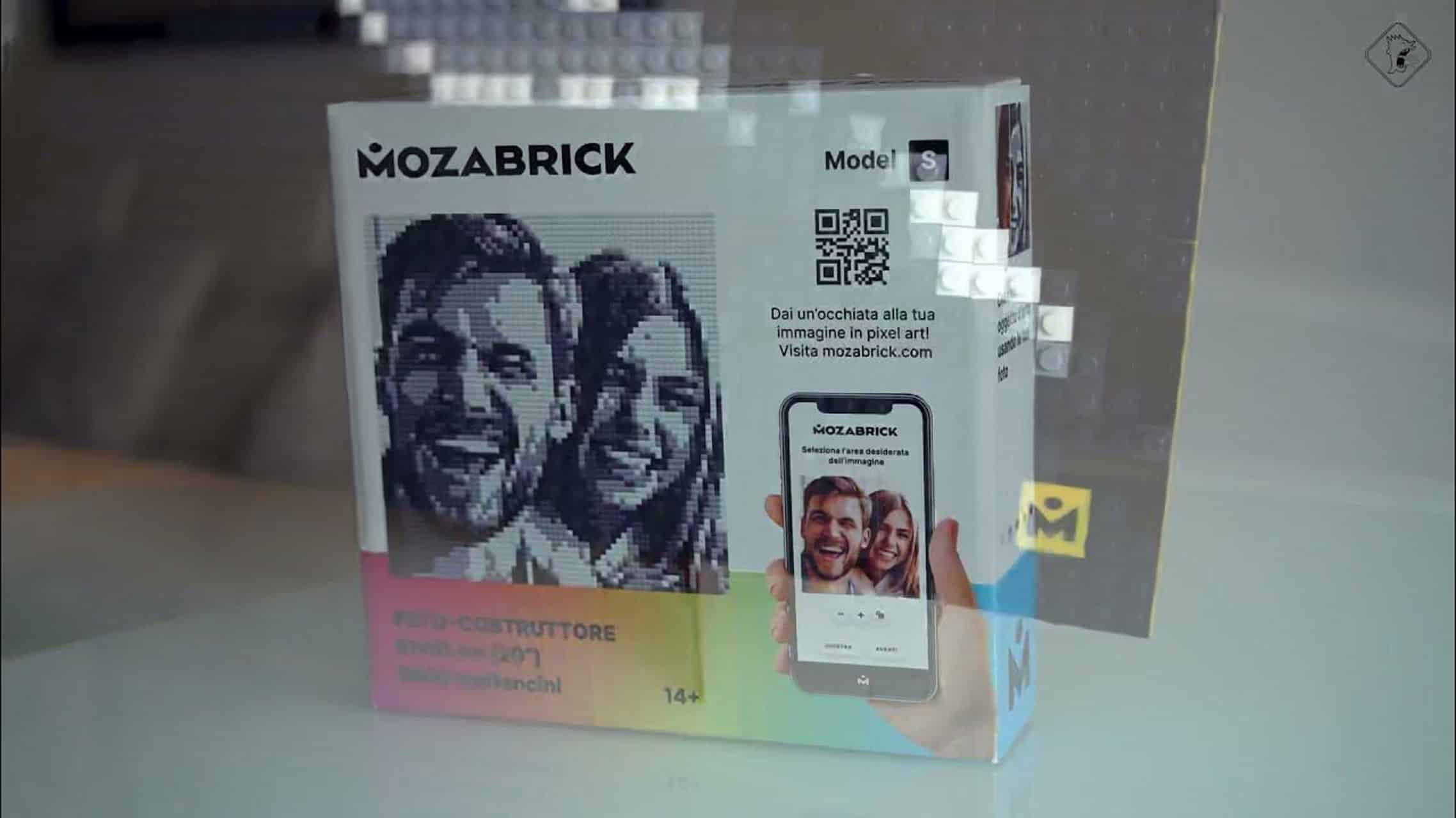 Un'esperienza creativa con un kit Mozabrick, presentando un'immagine mosaico di una coppia sorridente, con codici QR e un'app interfaccia mostrata sulla