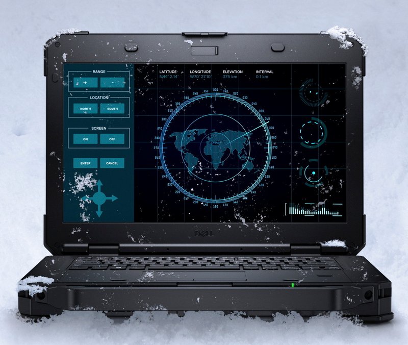 Un robusto portatile Dell, con la scocca color neve, mostra sullo schermo un'interfaccia di navigazione con le coordinate globali e una mappa del mondo.