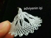 Una mano regge un piccolo oggetto bianco lavorato all’uncinetto, simile a un merletto, su uno sfondo nero. Nell’immagine compare la scritta “adviyenin işi”.