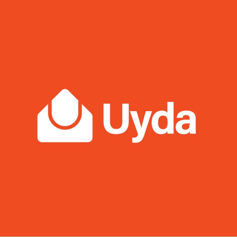 Uno sfondo arancione con un logo geometrico bianco che ricorda una casa, accanto alla parola “Uyda” scritta in grassetto bianco.