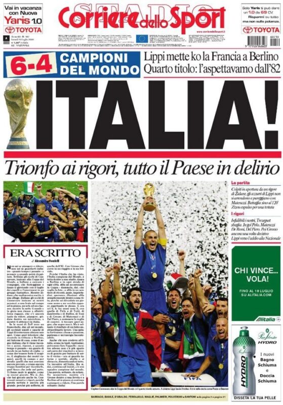 Prima pagina del “Corriere dello Sport” con il titolo “ITALIA!”, che mostra la nazionale italiana di calcio mentre festeggia la vittoria ai Mondiali del 2006, i giocatori che sollevano il trofeo e articoli correlati.