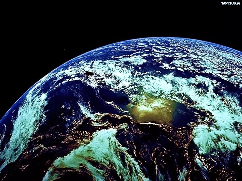 Vista della Terra dallo spazio che mostra la terraferma, le nuvole e gli oceani, con la curvatura del pianeta ben visibile sullo sfondo nero dello spazio.